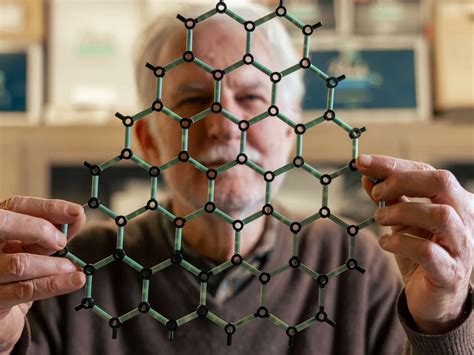 ¡Graphene: El material milagroso para aplicaciones de alta resistencia y conductividad excepcional!