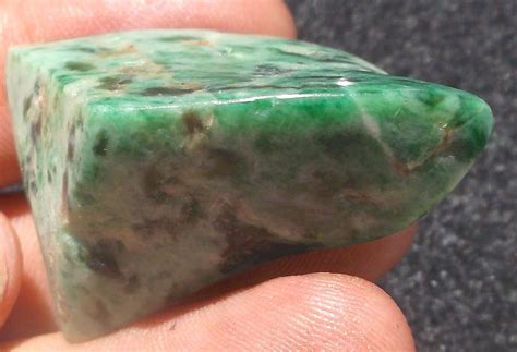 ¿Jadeite: Un Mineral Misterioso para la Fabricación de Productos de Alta Tecnología?